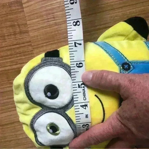 Minion Convertible Sweatshirt/Plush - Picture 9 of 9